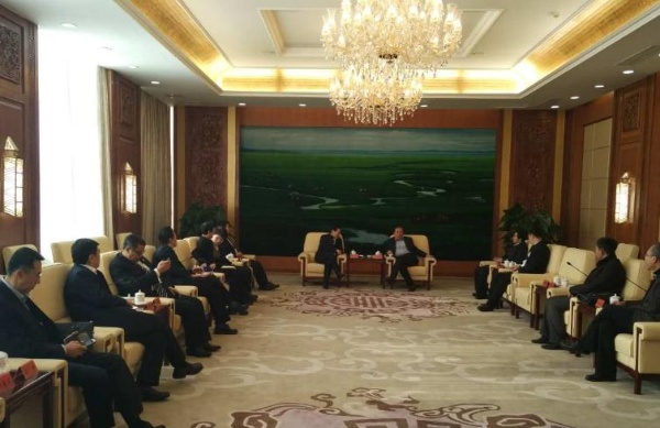 集团公司副总裁、公司董事长刘家德拜会内蒙古自治区副主席白向群